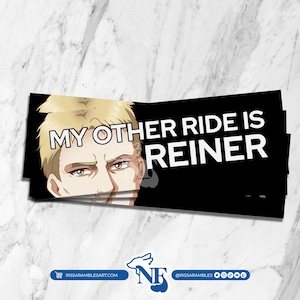 Puede incluir: Pegatina negra con el texto blanco "MY OTHER RIDE IS REINER". La pegatina presenta la cara de un personaje de anime rubio. La pegatina es rectangular y tiene esquinas redondeadas.