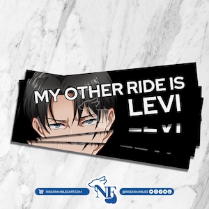 Puede incluir: Pegatina negra con el texto "MY OTHER RIDE IS LEVI" en blanco. La pegatina presenta un gráfico de la cara de un personaje de anime. La pegatina tiene un fondo de mármol blanco.