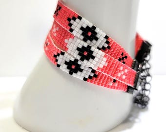 Pulseras de cuentas tejidas estilo bohemio en coral y melocotón, ligeras y con cierre de langosta.