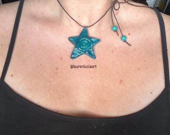 Collana con ciondolo a forma di stella a spirale in argilla - Realizzata a mano