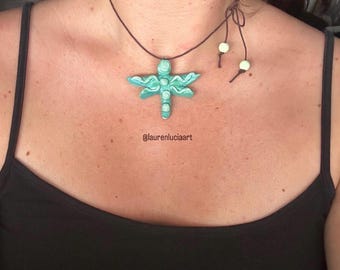 Collana con ciondolo a forma di libellula in argilla - Fatta a mano