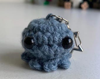 Llavero de pulpo de ganchillo – Pequeño amuleto de hilo acrílico hecho a mano