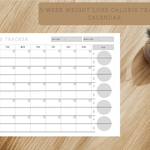 Puede incluir: Un calendario de seguimiento de calorías para la pérdida de peso de 5 semanas con una sección para objetivos diarios y semanales. El calendario tiene una cuadrícula para cada día de la semana y una sección para el total de calorías consumidas. Hay cinco círculos para realizar un seguimiento del progreso.