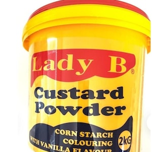 Peut inclure: Un seau en plastique jaune de poudre à crème Lady B avec une étiquette rouge et noire. L'étiquette comprend le texte "Custard Powder", "Corn Starch Colouring", "With Vanilla Flavour" et "2kg". Le couvercle est jaune avec une bande rouge.