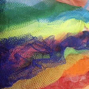 Puede incluir: Un conjunto de bolsas de malla de colores arcoíris, incluyendo rojo, naranja, amarillo, verde, azul y morado.