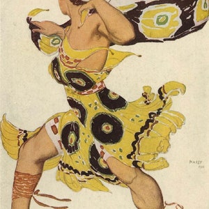 Puede incluir: Una mujer con un sombrero blanco y un vestido amarillo con patrones circulares negros y verdes. El vestido es fluido y parece estar hecho de tela que se asemeja a alas de mariposa. La mujer está en medio paso, con la pierna derecha extendida y la pierna izquierda doblada. El fondo es beige claro.