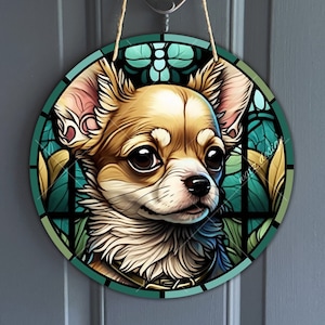 以下が含まれることがあります： 茶色と白の毛並みのチワワのステンドグラス風のイラスト。犬は緑と青のステンドグラスのデザインに囲まれています。