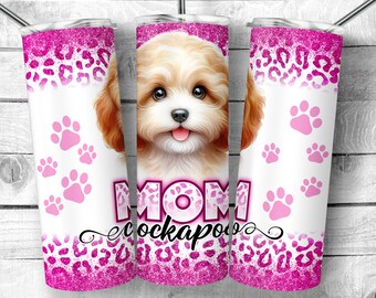 Op de afbeelding: Een roze glitterbeker met een witte achtergrond en een schattige hondenillustratie. De beker heeft een roze luipaardprint aan de boven- en onderkant. De tekst "MOM cockapoo" is in roze op de beker gedrukt.
