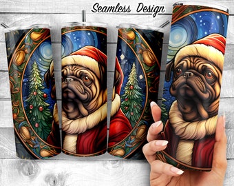 Könnte beinhalten: Ein nahtloses Design mit einem Mops, der einen Weihnachtsmann-Hut und eine rote Robe trägt. Der Mops ist von einem Buntglasdesign mit einem Weihnachtsbaum und anderen weihnachtlichen Elementen umgeben. Das Design ist perfekt für einen Becher oder andere weihnachtliche Artikel.