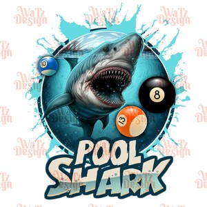 Puede incluir: Un diseño gráfico azul y blanco con un tiburón con la boca abierta y una bola de billar en los dientes. El tiburón está rodeado de bolas de billar y el texto "POOL SHARK" está escrito en una fuente de estilo vintage.