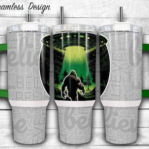 Bigfoot y los extraterrestres creen en el diseño de vaso flaco de 40 oz / Envoltura de vaso Sasquatch divertido / Yeti en busca de una envoltura OVNI, Descarga digital