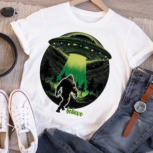 Bigfoot and aliens believe Png, Funny Sasquatch Sublimation Design, Yeti looking for a UFO png, green Bigfoot believes PNG Digital Download image 1