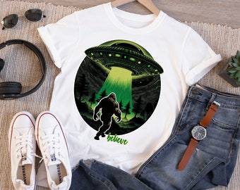 Bigfoot and aliens believe Png, Funny Sasquatch Sublimation Design, Yeti looking for a UFO png, green Bigfoot believes PNG Digital Download
