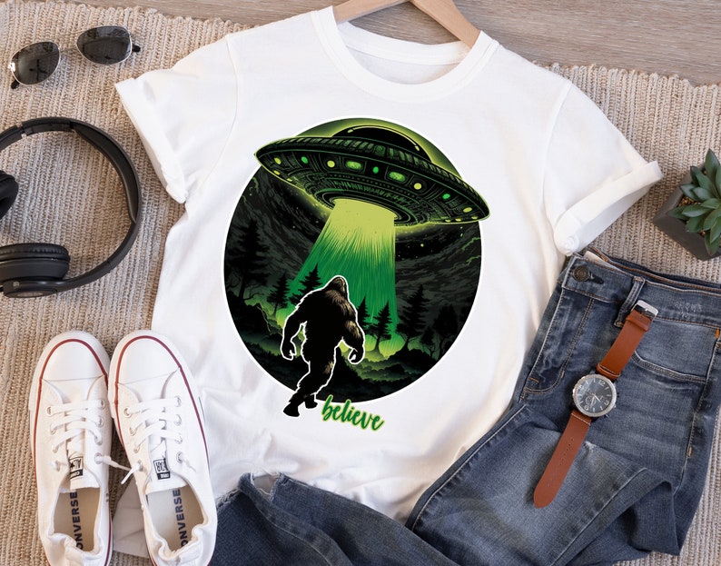 Bigfoot and aliens believe Png, Funny Sasquatch Sublimation Design, Yeti looking for a UFO png, green Bigfoot believes PNG Digital Download image 1