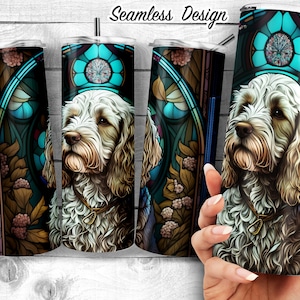 Könnte beinhalten: Ein Edelstahlbecher mit einem weißen und braunen Hund mit lockigem Fell. Der Hintergrund ist ein Buntglasdesign in den Farben Blau, Grün und Gold.