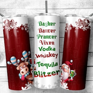 Puede incluir: Tres vasos de acero inoxidable blancos con diseños de copos de nieve rojos y blancos. El vaso del medio tiene el texto "Dasher Dancer Prancer Vixen Vodka Whiskey Tequila Blitzen". El vaso de la izquierda tiene un reno de dibujos animados con una bufanda a rayas azules y blancas. El vaso de la derecha tiene un Papá Noel de dibujos animados sosteniendo una bebida verde.