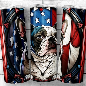 Pode incluir: Um copo de aço inoxidável com um design patriótico que apresenta um bulldogue francês, uma bandeira americana e estrelas. O copo é perfeito para conter bebidas quentes ou frias.