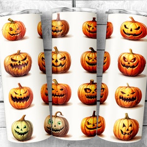 Op de afbeelding: Een witte beker met een herhalend patroon van oranje en groene Halloween-pompoenen. De pompoenen hebben uitgesneden gezichten met verschillende uitdrukkingen, ideaal voor Halloween. Het patroon herhaalt zich.