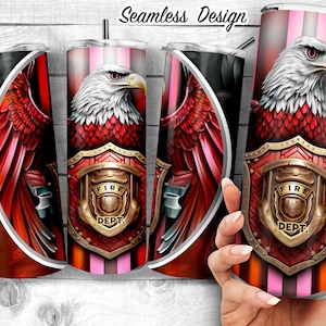 Puede incluir: Un vaso rojo, blanco y dorado con un gráfico de un águila calva con las alas extendidas. El águila sostiene un escudo con las palabras "Fire Dept." en él. El vaso tiene un fondo a rayas rosa y blanco.