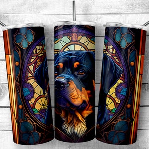 Pode incluir: Um copo de aço inoxidável com um design de vitral colorido que apresenta um cão Rottweiler. O design tem um esquema de cores azul escuro, roxo, laranja e amarelo.