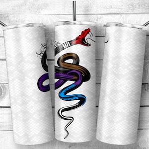 Może przedstawiać: Biały kubek ze stali nierdzewnej z kolorowym wzorem węża. Wąż jest czarny, brązowy, fioletowy i niebieski z czerwoną głową. Kubek ma białe tło z subtelnym wzorem.