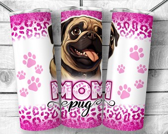 Op de afbeelding: Een roze en witte tumbler met een cartoon-illustratie van een mopshond en de tekst "Mom pug". De tumbler heeft een roze glitterontwerp en voetafdrukken.