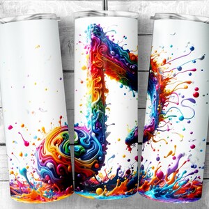 Op de afbeelding: Een witte roestvrijstalen tumbler met een kleurrijk abstract muzieknootontwerp. De noot is gemaakt van draaiende, levendige kleuren, waaronder rood, oranje, geel, groen, blauw en paars. De achtergrond is wit met kleurrijke verfspatten.