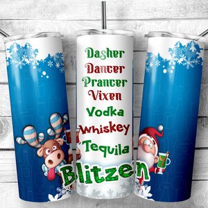Puede incluir: Tres vasos temáticos de Navidad con fondo azul y copos de nieve blancos. Los vasos presentan un reno, Papá Noel y el texto "Dasher, Dancer, Prancer, Vixen, Vodka, Whiskey, Tequila, Blitzen".