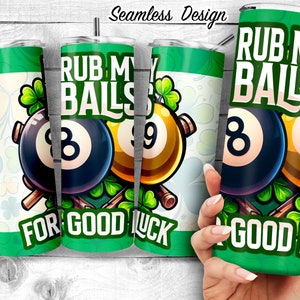 Op de afbeelding: Een groene en witte tumbler met een ontwerp van een biljartbal met het nummer 8 erop. De tekst "RUB MY BALLS FOR GOOD LUCK" staat op de tumbler gedrukt.