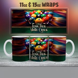 Könnte beinhalten: Zwei weiße Keramikbecher mit einem bunten Billardball-Design. Die Becher sind 11 oz und 15 oz. Das Design zeigt einen Billardtisch mit Billardkugeln und dem Text "Less Talk More Chalk".