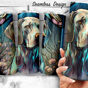 Puede incluir: Un diseño sin costuras que presenta un patrón de vitral azul y verde con la cabeza de un perro en el centro. El perro es de color gris claro con la nariz negra y los ojos marrones. El diseño es perfecto para un vaso o cualquier otro artículo de vajilla.