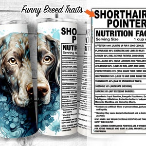 Könnte beinhalten: Ein weißer Becher mit einem blauen und weißen Aquarelldesign eines Deutsch Kurzhaar Hundes. Der Becher hat ein Nährwert-Etikett mit der Überschrift "Deutsch Kurzhaar" und einer Liste von Eigenschaften, darunter Zuneigung, Verspieltheit, Loyalität, Intelligenz, Athletik, Beschützerinstinkt, Unabhängigkeit, Trainierbarkeit, Haaren und Bellen. Das Etikett enthält auch einen Haftungsausschluss, der besagt, dass Deutsch Kurzhaar eine wunderbare Rasse für aktive Familien ist, die einen treuen und intelligenten Begleiter suchen.