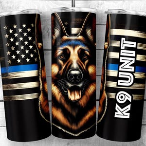 Puede incluir: Un juego de tres vasos de acero inoxidable negro. Uno presenta una bandera estadounidense con una franja azul, otro la cara de un pastor alemán y el tercero el texto "K9 UNIT" con una franja azul.