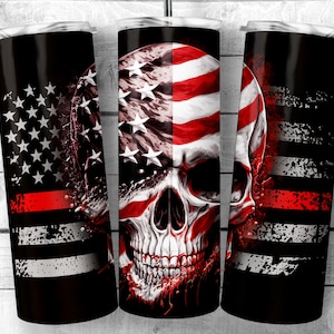 Puede incluir: Tres vasos de acero inoxidable con un diseño de bandera estadounidense roja, blanca y azul y un gráfico de calavera. La calavera está parcialmente oscurecida por la bandera.