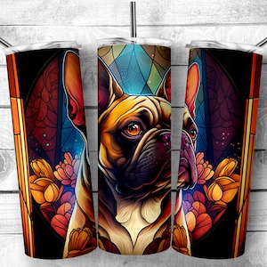 Könnte beinhalten: Ein Edelstahlbecher mit einem farbenfrohen Design, das einen französischen Bulldoggen im Stil eines Buntglasfensters zeigt. Der Hintergrund enthält Blumen und geometrische Formen in Orange-, Gelb-, Blau- und Violetttönen.
