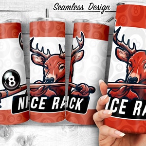 Puede incluir: Cuatro vasos aislados de acero inoxidable con un diseño de ciervo sosteniendo un taco de billar y las palabras "NICE RACK" en negro. Los vasos tienen un diseño rojo y blanco con un patrón de bolas de billar.