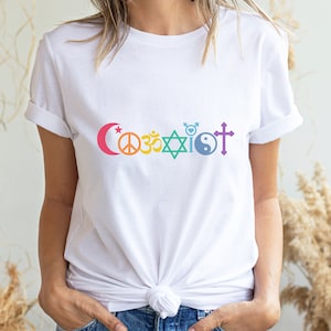 Puede incluir: Camiseta blanca con un dise&ntilde;o arco&iacute;ris de varios s&iacute;mbolos religiosos, incluyendo una luna creciente, un signo de paz, un s&iacute;mbolo Om, una estrella de David, un s&iacute;mbolo yin-yang y una cruz.