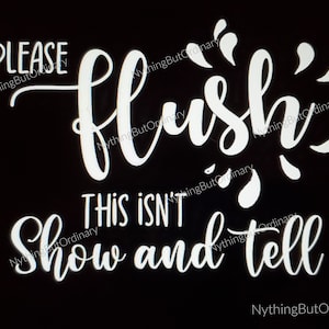 Puede incluir: Texto blanco sobre fondo negro que dice: "Por favor, tira de la cadena, esto no es un momento para contar historias".