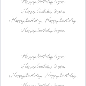 Op de afbeelding: Een witte kaart met de tekst van het lied "Happy Birthday" in cursief.
