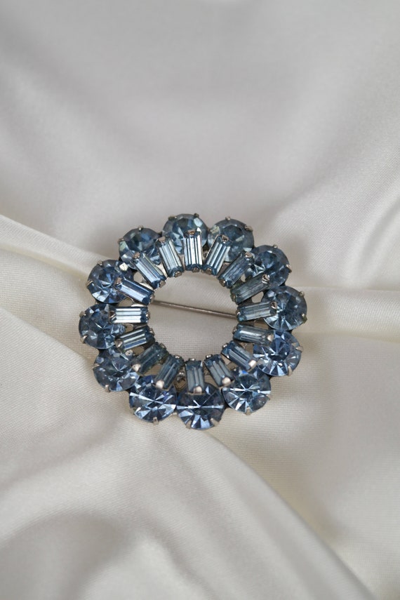 Vintage Weiss Blue Rhinestone Large Round Brooch S