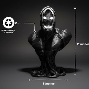 Puede incluir: Un busto negro de un personaje inspirado en Venom, de 28 cm de alto y 20 cm de ancho. La figura tiene una cara detallada con una boca abierta y ojos brillantes. La base es un dise&ntilde;o texturizado y fluido. Tambi&eacute;n est&aacute; presente el texto "ECO Friendly PLA Material".