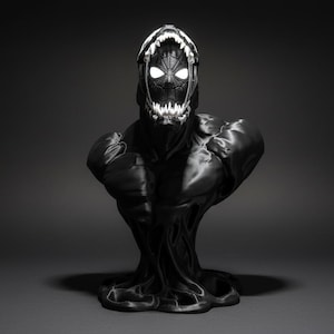 Puede incluir: Busto negro inspirado en Venom. La escultura presenta una cabeza detallada con una boca abierta y dientes blancos brillantes. Los ojos tambi&eacute;n brillan en blanco. El pecho y los hombros son musculosos, y la base tiene un dise&ntilde;o org&aacute;nico y fluido.