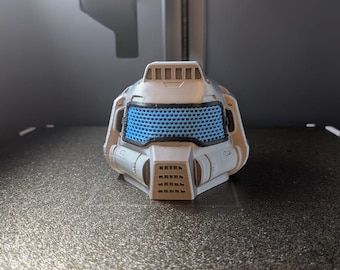 Mini casco clásico de Doom Guy – Adorno retro para estantería impreso en 3D