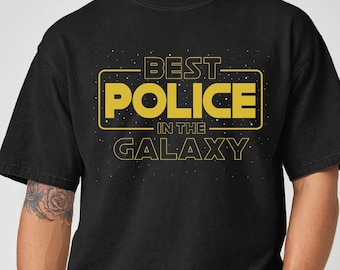 La mejor camiseta de policía de la galaxia, regalo de policía, camiseta de policía, regalo de oficial de policía, regalo de sheriff, regalo de ayudante de policía, regalo de esposa de policía, departamento de policía
