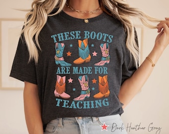 Estas botas são feitas para a camiseta de professora, camiseta boho estilo cowboy, presente de formatura para novos professores, camiseta engraçada com estampa de professor de rodeio de cowboy