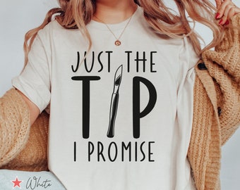 Koszulka Just The Tip I Promise Scalpel, koszulka chirurga plastycznego, prezent dla pielęgniarki chirurgicznej, koszulka lekarza chirurga, koszulka chirurga plastycznego, prezent dla chirurga