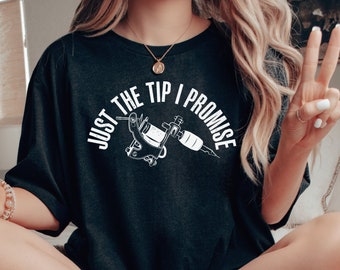 Maglietta con tatuaggio "Just The Tip I Promise", maglietta divertente per tatuatori, regalo divertente per amanti dei tatuaggi, maglietta per tatuaggi, regalo con tatuaggio, maglietta per negozi di tatuaggi
