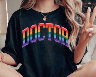 Camisa de médico gay, camiseta de médico del orgullo gay, nuevo regalo de médico, camiseta de médico queer, regalo de médico para ser, camisa de médico arco iris, regalo de médico gay
