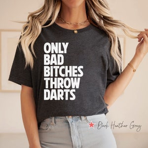 Maglietta "Only Bad Bitches Throw Darts", Maglietta "Lancio di freccette", Regalo per arcieri, Maglietta per giochi da pub, Regalo per lanciatori di freccette, Maglietta per giochi da bar, Maglietta per freccette alla birra