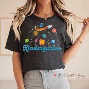 Kindergärtnerin Weltraum Shirt, Kinder Garten Regenbogen Sonnensystem TShirt, Kindergärtnerin Wissenschaft Planet Erde Sonne Grafik Tee